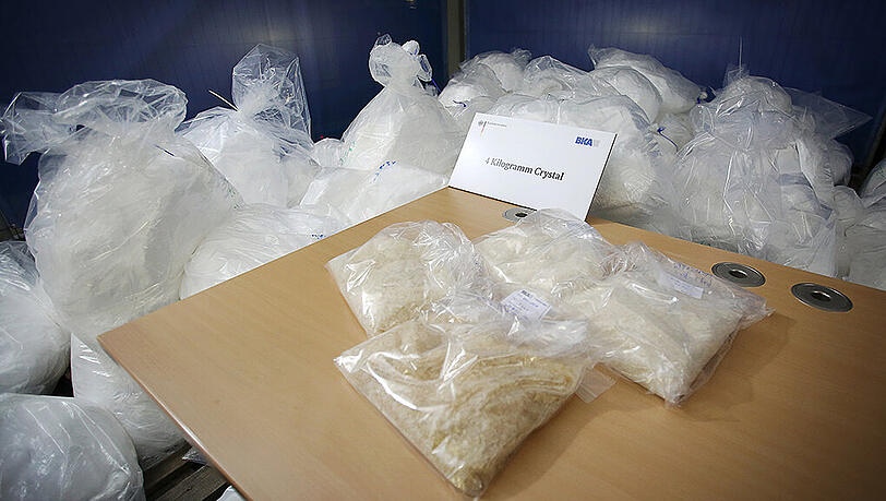 Der Prozess gegen einen Pharmahändler, der große Mengen Chlorephedrin geschmuggelt haben soll, wurde überraschend vertagt. Der Prozess gegen einen Pharmahändler, der große Mengen Chlorephedrin geschmuggelt haben soll, wurde überraschend vertagt.