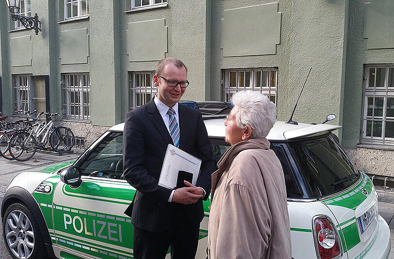 Maria S. (87) mit Hypo-Kundenberater Marcus Scherübel.