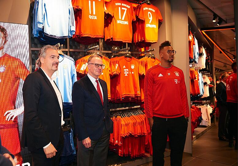 Mit frischem Look: Jérôme Boateng im neueröffneten Bayern-Fanshop an der Säbener Straße.