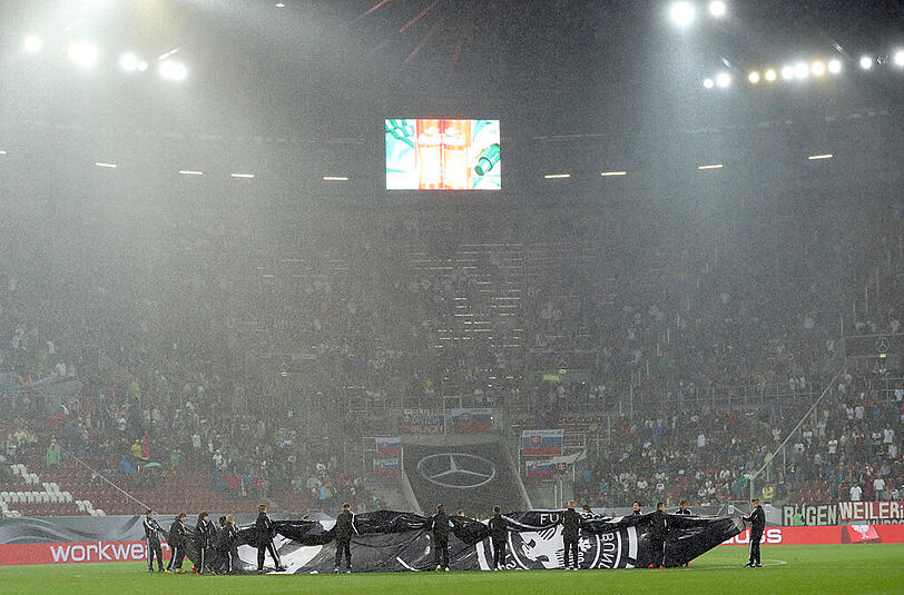 Ein heftiges Unwetter mit Regen und Hagel in Augsburg wurde (fast) zum Spielverderber beim EM-Test zwischen Deutschland und der Slowakei. Die Bilder.