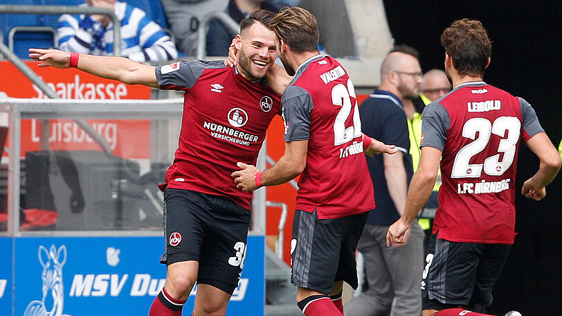 Der Nürnberger Torschütze zum 3:0, Eduard Löwen (l), jubelt mit Enrico Valentini (M) und Tim Leibold.