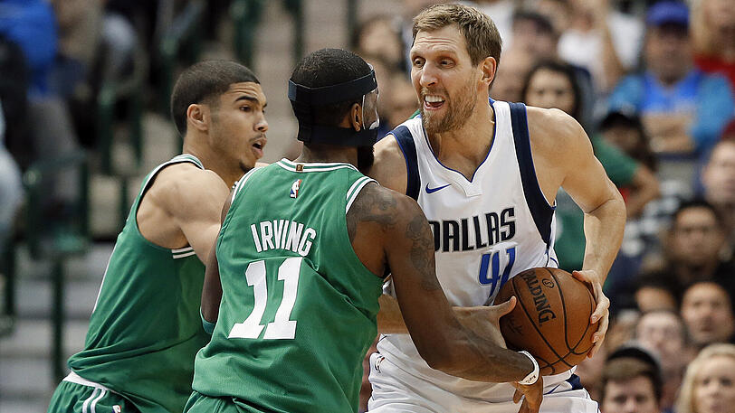 Mavericks-Star Dirk Nowitzki (rechts) muss sich der Attacken von Jayson Tatum (links) und Kyrie Irving.