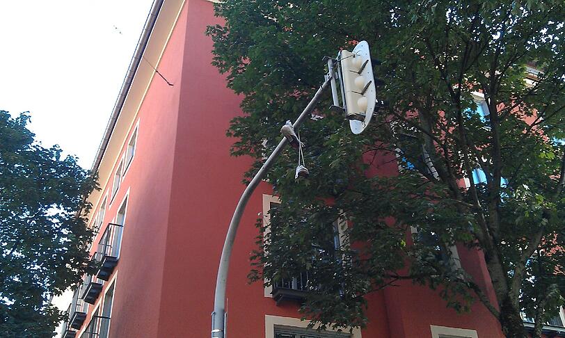 Über der Kreuzung Ickstattstraße/Klenzestraße hängt ein Paar Turnschuhe.