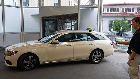 Ein Sanitäter dokumentiert, wie der Mercedes des Taxifahrers die Zufahrt zur Notaufnahme des Klinikums rechts der Isar blockiert.