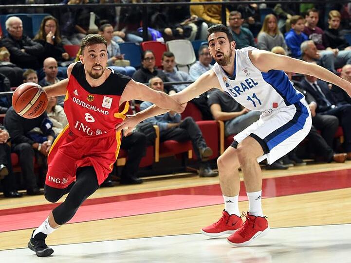 DBB-Spieler Ismet Akpinar (l) kann sich gegen den Israeli Bar Timor im Zweikampf durchsetzen.