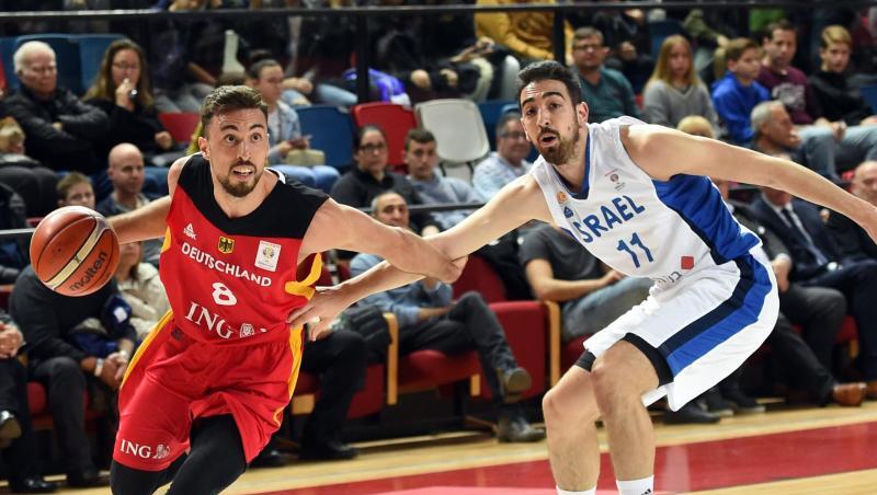 DBB-Spieler Ismet Akpinar (l) kann sich gegen den Israeli Bar Timor im Zweikampf durchsetzen. DBB-Spieler Ismet Akpinar (l) kann sich gegen den Israeli Bar Timor im Zweikampf durchsetzen.