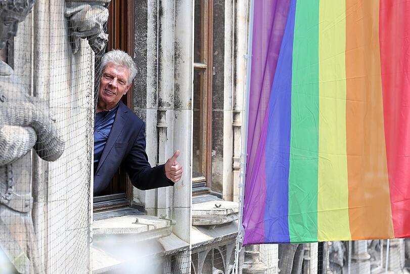 Münchens OB Dieter Reiter am Mittwoch neben der Regenbogenflagge am Rathaus.