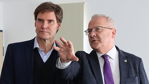 Carsten Maschmeyer (l.) und der Oberbürgermeister von Hoyerswerda, Torsten Ruban-Zeh.