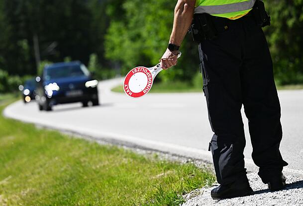 Vor dem G7-Gipfel haben vorübergehende Kontrollen an deutschen Grenzen begonnen. In ganz Bayern muss man mit größeren Beeinträchtigungen rechnen, vor allem beim Verkehr. Vor dem G7-Gipfel haben vorübergehende Kontrollen an deutschen Grenzen begonnen. In ganz Bayern muss man mit größeren Beeinträchtigungen rechnen, vor allem beim Verkehr.