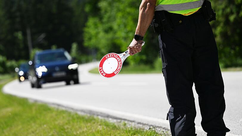 Ein Bundespolizist kontrolliert den Verkehr an der deutsch-österreichischen Grenze. Der G7-Gipfel ist vom 26. bis 28. Juni 2022 auf Schloss Elmau geplant.
