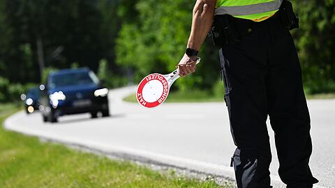 Ein Bundespolizist kontrolliert den Verkehr an der deutsch-österreichischen Grenze. Der G7-Gipfel ist vom 26. bis 28. Juni 2022 auf Schloss Elmau geplant.