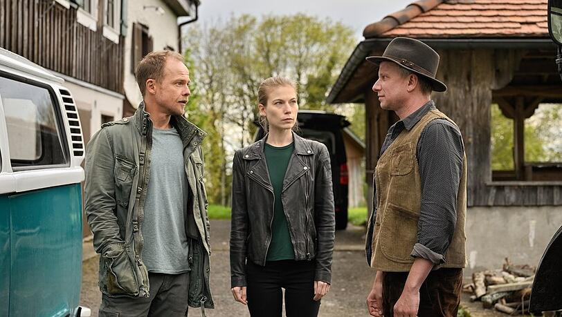 "Die Toten vom Bodensee: Unter Wölfen": Micha Oberländer (Matthias Koeberlin, l.) und Hannah Zeiler (Nora Waldstätten) unterhalten sich mit Oliver Schlösser (Robert Stadlober) "Die Toten vom Bodensee: Unter Wölfen": Micha Oberländer (Matthias Koeberlin, l.) und Hannah Zeiler (Nora Waldstätten) unterhalten sich mit Oliver Schlösser (Robert Stadlober)