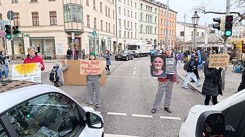 Aktivisten der "Letzten Generation" demonstrieren am Münchner Viktualienmarkt.