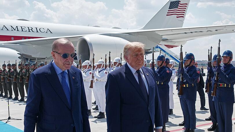 Der t&uuml;rkische Pr&auml;sident Recep Tayyip Erdogan empfing seinen US-Kollegen Donald Trump direkt am Flugzeug.