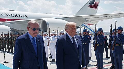 Der türkische Präsident Recep Tayyip Erdogan empfing seinen US-Kollegen Donald Trump direkt am Flugzeug. Der türkische Präsident Recep Tayyip Erdogan empfing seinen US-Kollegen Donald Trump direkt am Flugzeug.