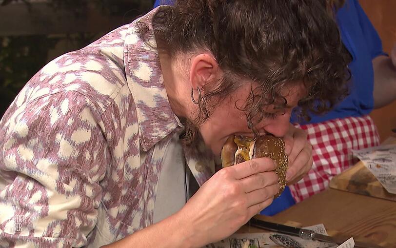 Nicht leicht zu essen: Julia (34) "genie&szlig;t" Kevins Burger.