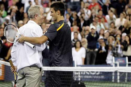 Spaß mit John McEnroe (l.): Novak Djokovic.