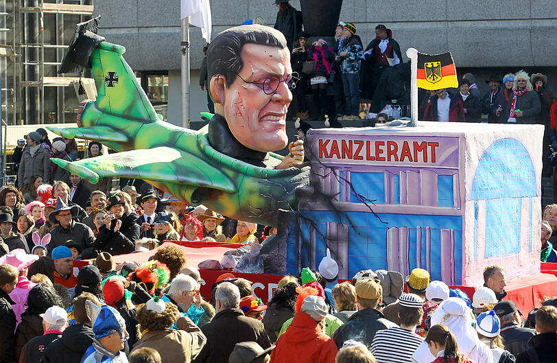 Guttenberg kracht im Sturzflug aufs Kanzleramt: Ein Umzugswagen auf dem Karneval in Düsseldorf