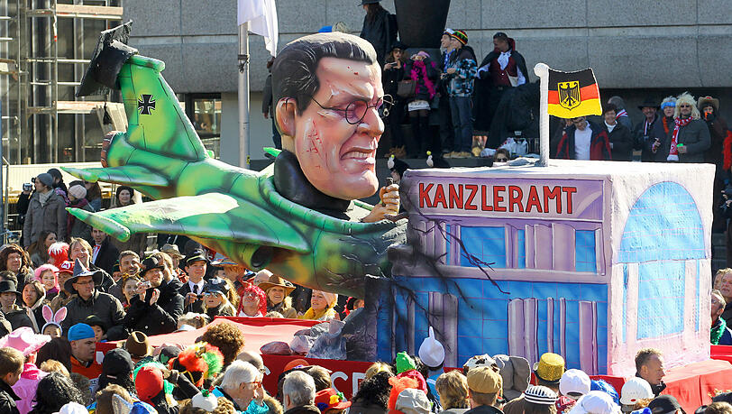 Guttenberg kracht im Sturzflug aufs Kanzleramt: Ein Umzugswagen auf dem Karneval in Düsseldorf Guttenberg kracht im Sturzflug aufs Kanzleramt: Ein Umzugswagen auf dem Karneval in Düsseldorf