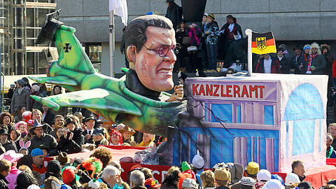 Guttenberg kracht im Sturzflug aufs Kanzleramt: Ein Umzugswagen auf dem Karneval in Düsseldorf