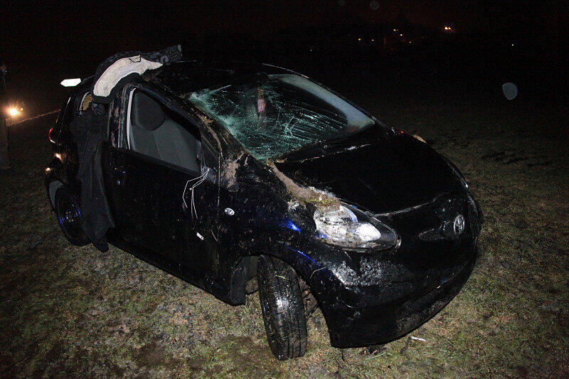 Auf spiegelglatter Fahrbahn hat sich am Sonntagmorgen bei Altötting ein Pkw überschlagen. Zwei Personen wurden dabei leicht verletzt. Die Bilder.