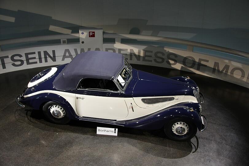 So viele schöne Autos und Motorräder: Das überwiegend männliche Publikum, das ins BMW-Museum gekommen ist, staunt andächtig.
