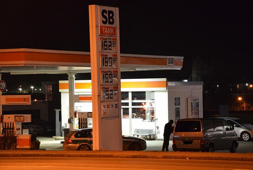 An einer Tankstelle in Vilsbiburg ist ein Mann an einem Herzinfarkt verstoben. Die Bilder vom Polizeieinsatz