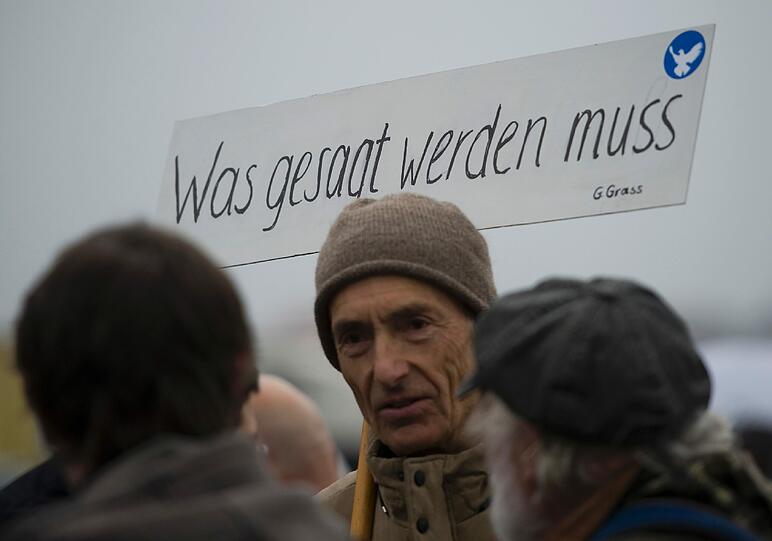 Münchner demonstieren gegen Krieg und Gewalt.
