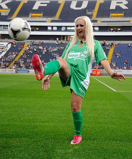 Daniela Katzenberger auf dem Fußballplatz? Das passt bei vielen nicht ins Bild - dennoch machte die Soap-Queen in Frankfurt beim Benefizturnier des Formel 1-Teams "Nazionale Piloti" eine gute Figur am Ball. Mit dabei waren neben den Motorsport-Stars um Michael Schumacher und Sebastian Vettel auch zahlreiche weitere Promis wie Elton, Tim Bendzko, Sven Hannawald, Mark Keller, Birgit Prinz, Giovanni Zarella auf dem Platz unterwegs. Sehen Sie hier die besten Bilder.