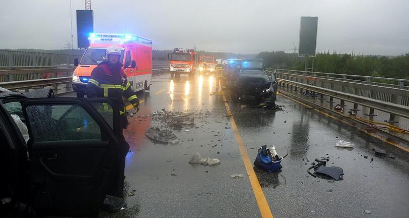 Schrecklicher Unfall bei Itzehoe: Ein überfüllter Audi rast in den Gegenverkehr. Zwei Menschen, darunter ein Kind, sterben bei dem Frontalcrash. Die Bilder von der Unfallstelle.