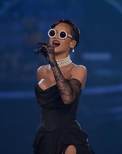 Auf ihrer "Anti World Tour" 2016 gastiert Superstar Rihanna am 7. August im Münchner Olympiastadion. Wir zeigen die schönsten Bilder der mit 210 Millionen verkauften digitalen Tracks bestverkaufenden Digital-Künstlerin aller Zeiten.
