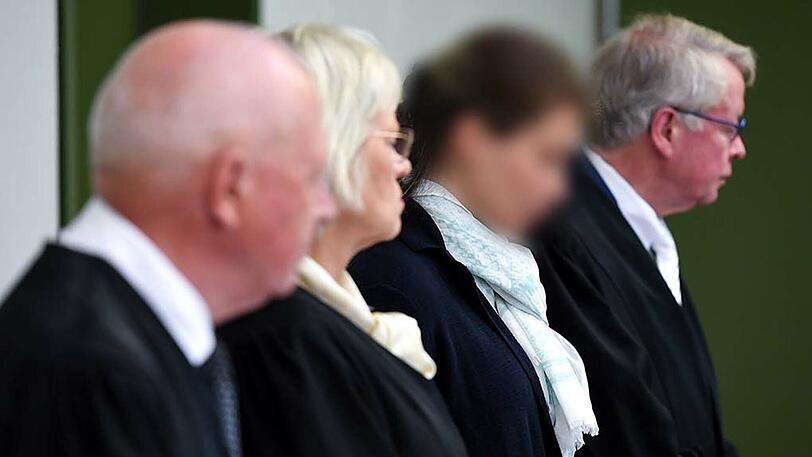 Der Revisionsantrag der Angeklagten (2.v.r.) wurde abgelehnt. Damit muss sie nun für viereinhalb Jahre ins Gefängnis.