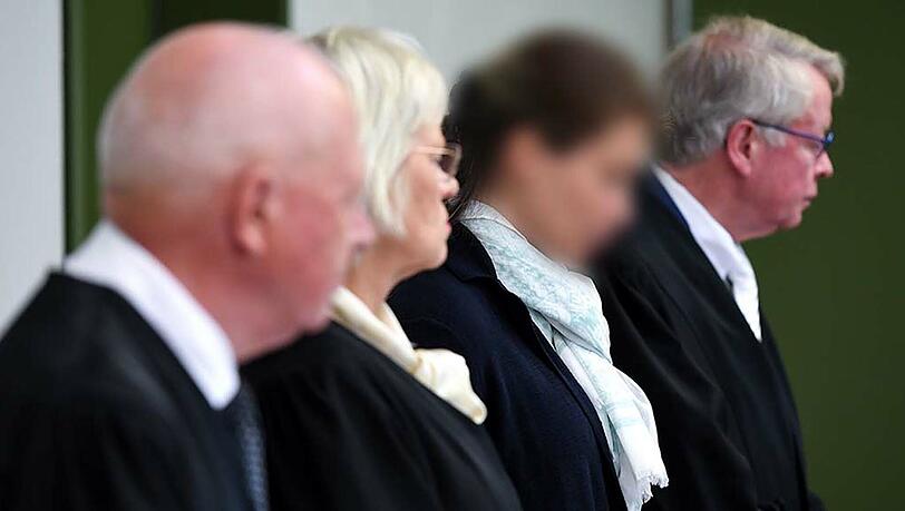 Der Revisionsantrag der Angeklagten (2.v.r.) wurde abgelehnt. Damit muss sie nun für viereinhalb Jahre ins Gefängnis. Der Revisionsantrag der Angeklagten (2.v.r.) wurde abgelehnt. Damit muss sie nun für viereinhalb Jahre ins Gefängnis.