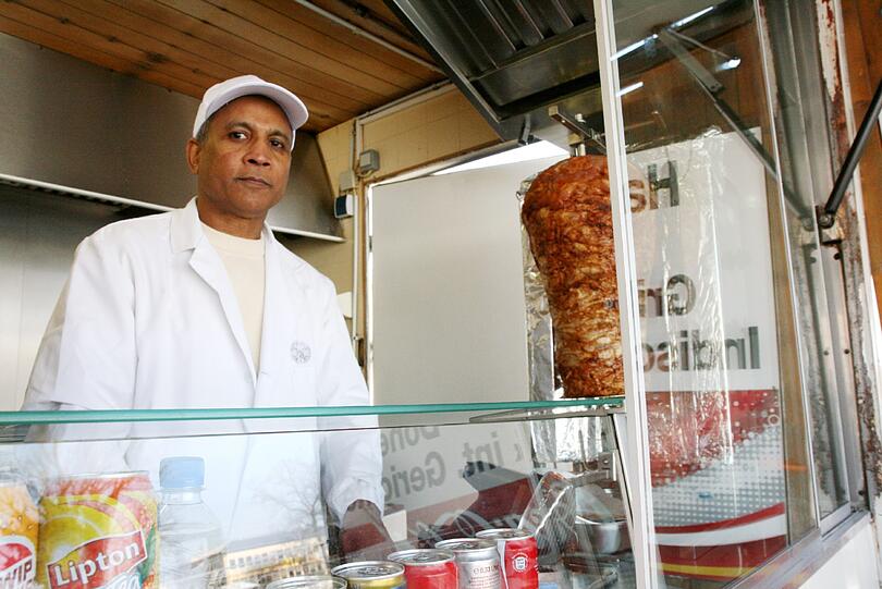 Viele in Moosach kennen Habib Ur Rahman noch von seinem früheren Imbiss-Stand am Bahnhof. Vor einem Montat hat er sein neues Geschäft in der Dachauer Straße geöffnet.