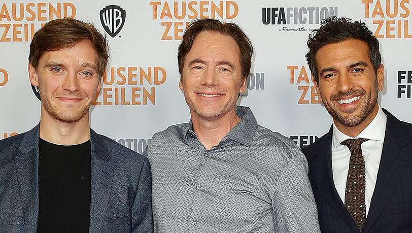 Regisseur Michael Bully Herbig bie der Berlin-Premiere von "Tausend Zeilen" mit seinen beiden Hauptdarstellern Elyas M'Barek (r.) und Jona Nay (l.).