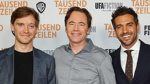Regisseur Michael Bully Herbig bie der Berlin-Premiere von "Tausend Zeilen" mit seinen beiden Hauptdarstellern Elyas M'Barek (r.) und Jona Nay (l.).