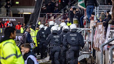 Einsatzkräfte der Polizei mussten beim Spiel auf St. Pauli in den Hannoveraner Fanblock.