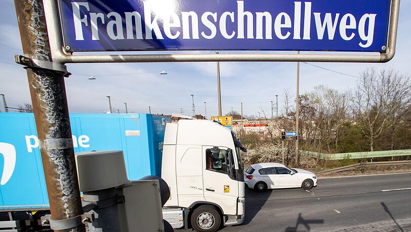 Beeinträchtigungen im Zug- und Autoverkehr: Menschen in Nürnberg brauchen Geduld. (Symbolbild)