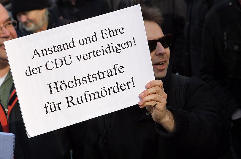 Pro-Guttenberg-Demo: Vater Enoch setzt auf Süßes - Politik - Abendzeitung München