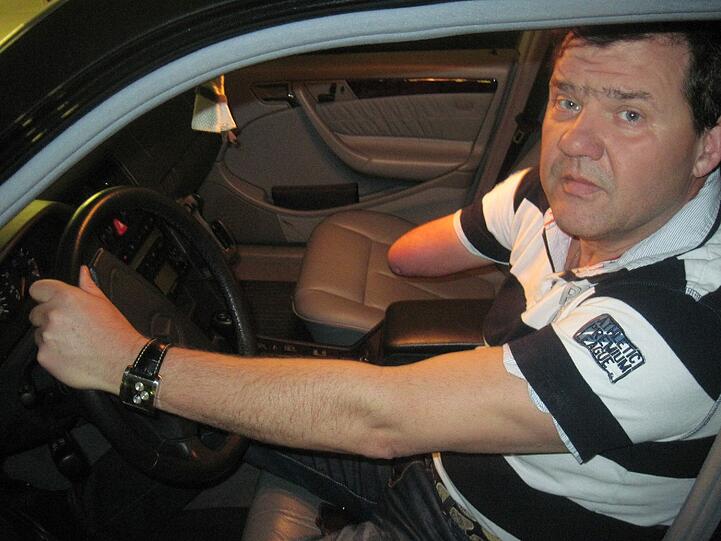 Absolut fahrtüchtig: Günter Bildl am Steuer seines Mercedes.