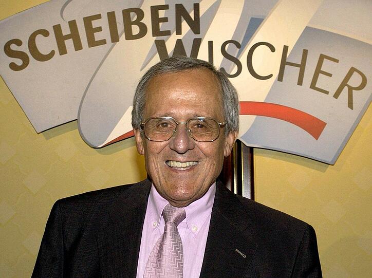 Ein Bild von 2002: Dieter Hildebrandt auf einem Gala-Empfang in Berlin vor dem Schriftzug seiner Sendung "Scheibenwischer"