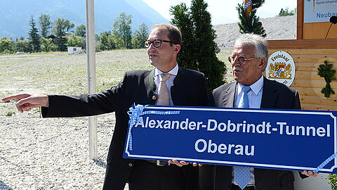 Bundesverkehrsminister Alexander Dobrindt (l.) und Oberaus Bürgermeister Peter Imminger.