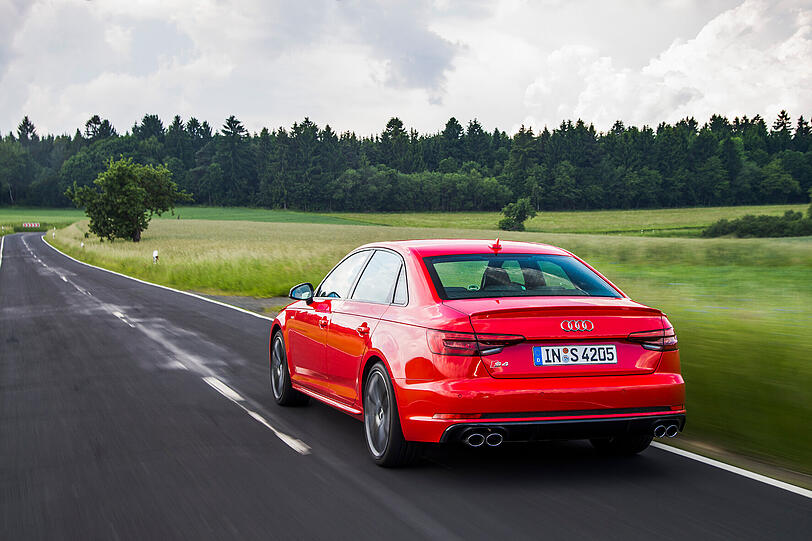 Perfektes Terrain: Auf der Landstraße begeistert der S4 mit Durchzugsstärke und perfektem Handling.