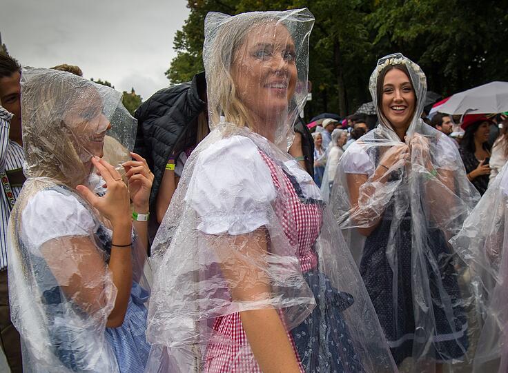 16.09.2017: Auf geht's zur Wiesn. Das Wetter zum Oktoberfest-Auftakt ist greislig, diese Damen aus Australien sind bestens vorbereitet.