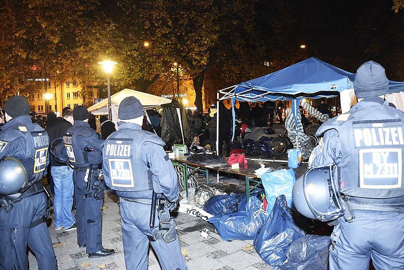 Am Freitagabend räumte die Polizei das Flüchtlingscamp am Sendlinger Tor. Die Bilder vom Einsatz.