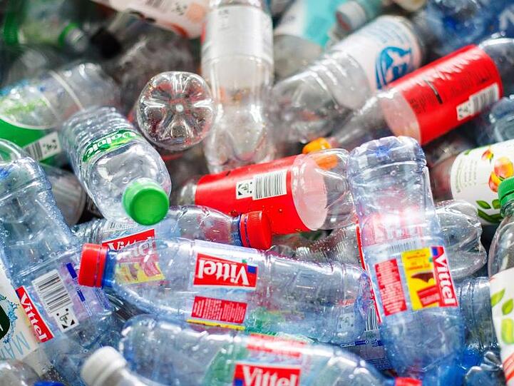 Leere Flaschen aus Plastik liegen in einer Kiste. Foto: Daniel Bockwoldt/Archiv