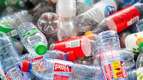 Leere Flaschen aus Plastik liegen in einer Kiste. Foto: Daniel Bockwoldt/Archiv