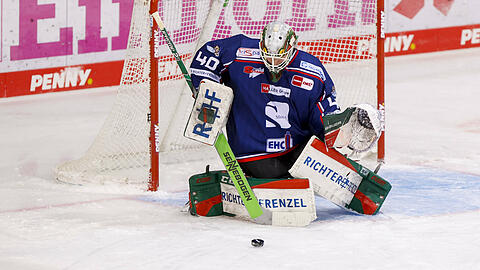 Straubings Goalie  Mat Robson in Aktion.
