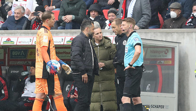 Diskussionen am Spielfeldrand: Nach den Einwechslungen in der 85. Minute spielen die Bayern kurzfristig mit zwölf Mann.