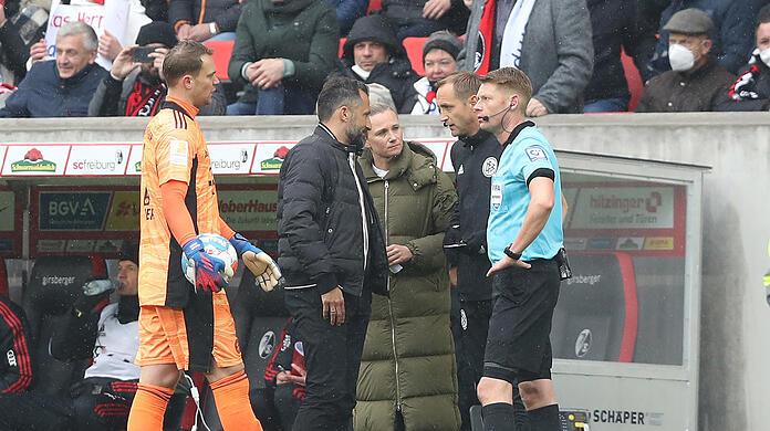 Diskussionen am Spielfeldrand: Nach den Einwechslungen in der 85. Minute spielten die Bayern kurzfristig mit zwölf Mann.